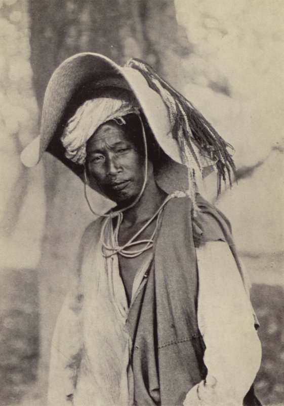 Burma: En Shan-handlare i sin hetvädershatt (s/v foto) av Georges Bertin Scott