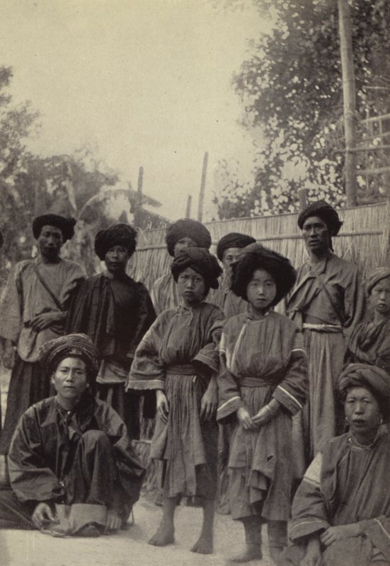 Burma: En grupp Lihsaw män och kvinnor (s/v foto) av Georges Bertin Scott