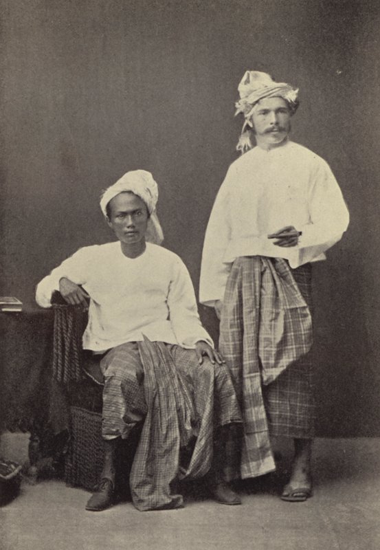 Burma: Författaren i burmesisk klänning (1878) med en fotbollskamrat (s/v foto) av Georges Bertin Scott