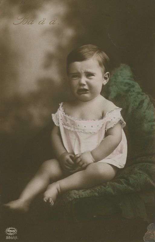 Vykort av en gråtande pojke, skickat 1913 (handkolorerat foto) av German Photographer