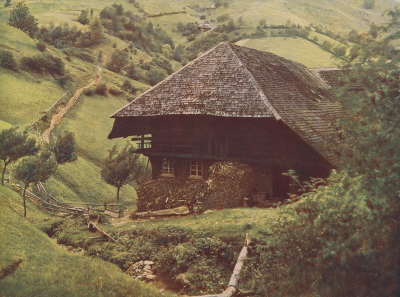 Traditionell bondgård i Schwarzwald, Tyskland (färgfoto) av German Photographer