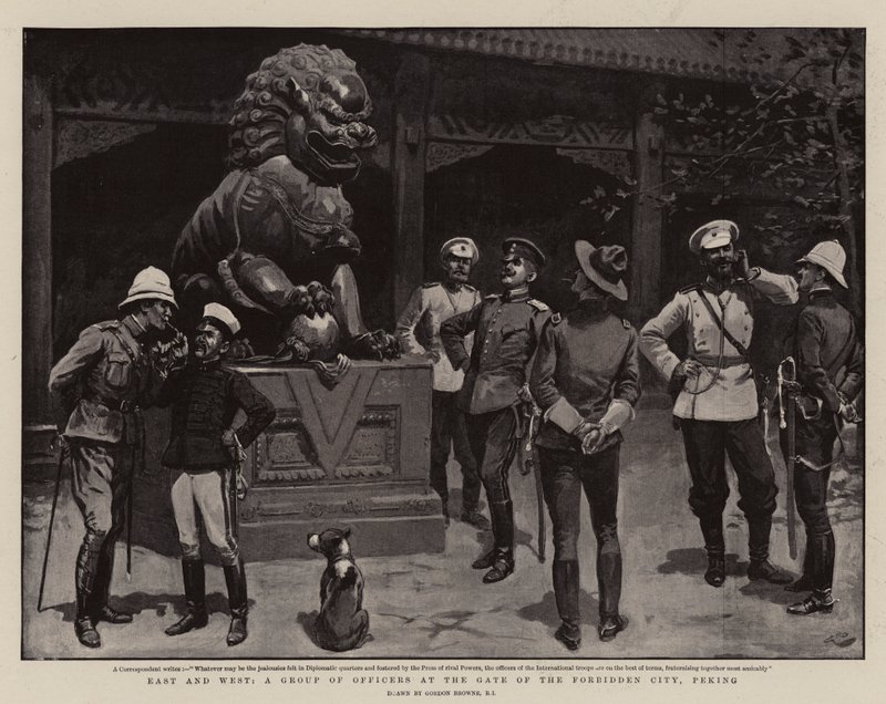 Öst och väster, en grupp officerare vid porten till den förbjudna staden, Peking av Gordon Frederick Browne