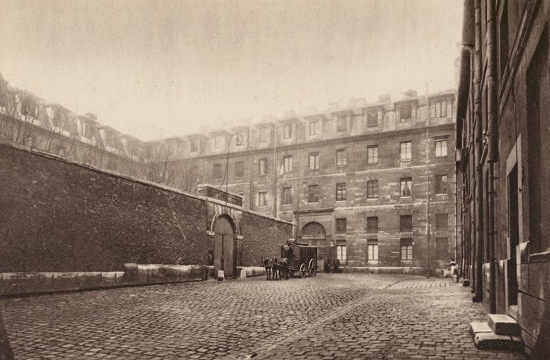 Paris: Cour interieure de St-Lazare, la prison des femmes; Inre domstol i "St-Lazare", kvinnofängelse (svartvitt foto) av Henri Manuel