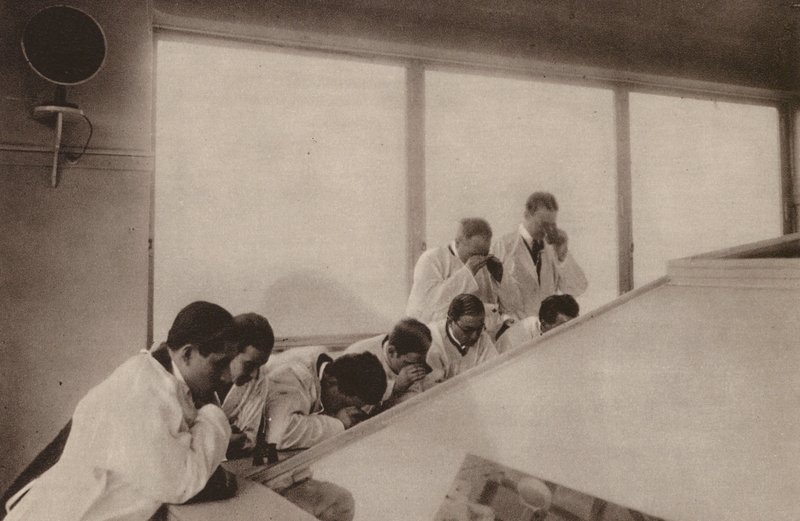 Paris: Pendant une operation, dans un hopital moderne; Operation sedd uppifrån på ett sjukhus (svartvitt foto) av Henri Manuel