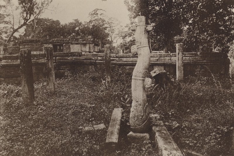 Ceylons ruinerade städer: Curious Rounded Column and Ruins (s/v foto) av Henry W. Cave
