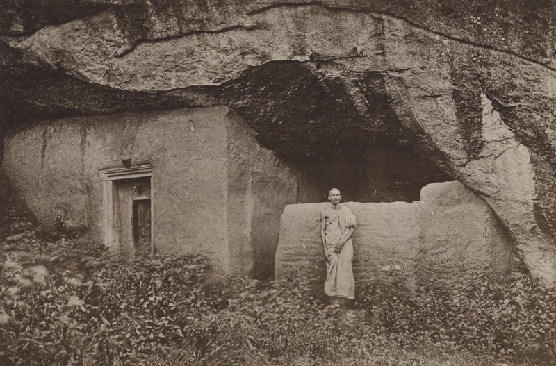 Ceylons ruinerade städer: Remains of Rock Dwellings at Mihintale (s/v foto) av Henry W. Cave