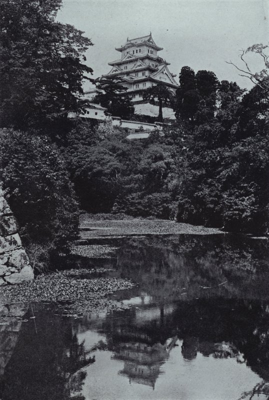 Ett feodalt slott, från vallgraven (s/v foto) av Herbert Ponting