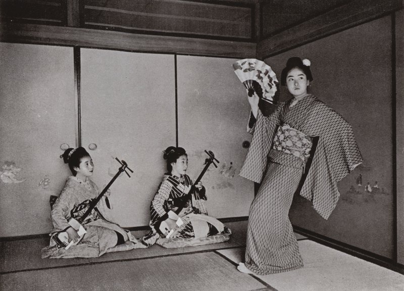 En geisha som dansar (s/v foto) av Herbert Ponting