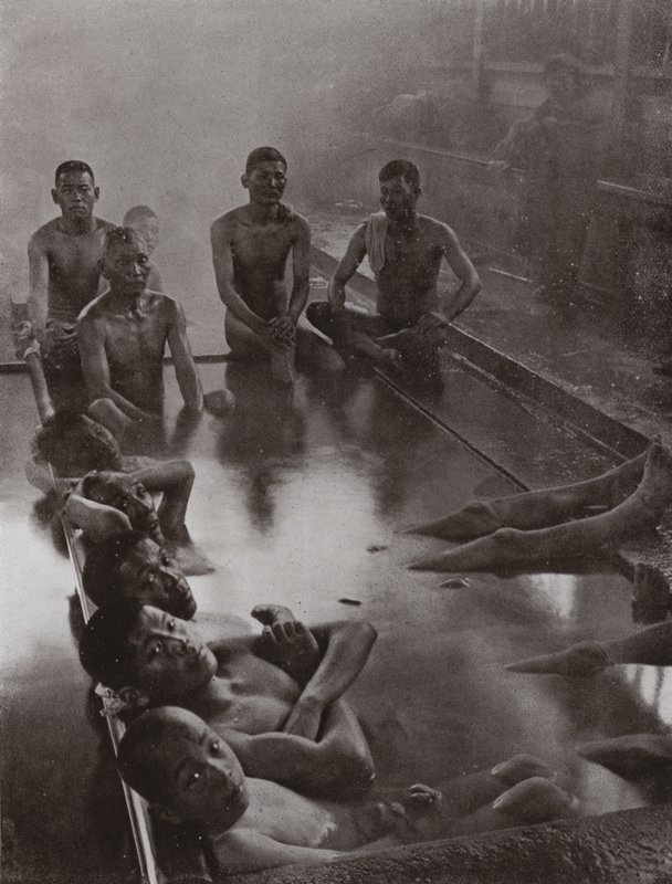 Ett offentligt bad i Kanawa (s/v foto) av Herbert Ponting