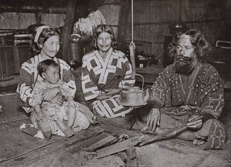 Ainu Man and Women at Home (s/v foto) av Herbert Ponting