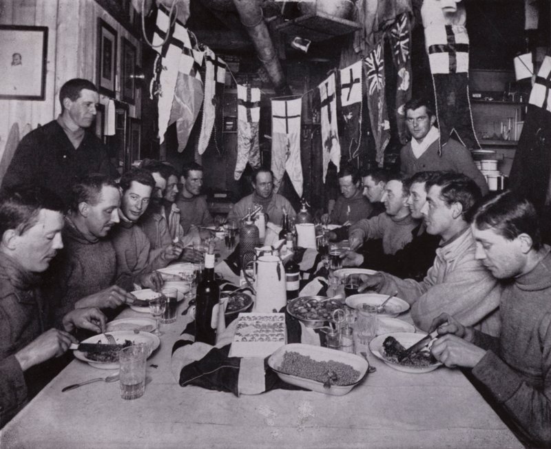 Kapten Scotts födelsedagsfest (s/v foto) av Herbert Ponting