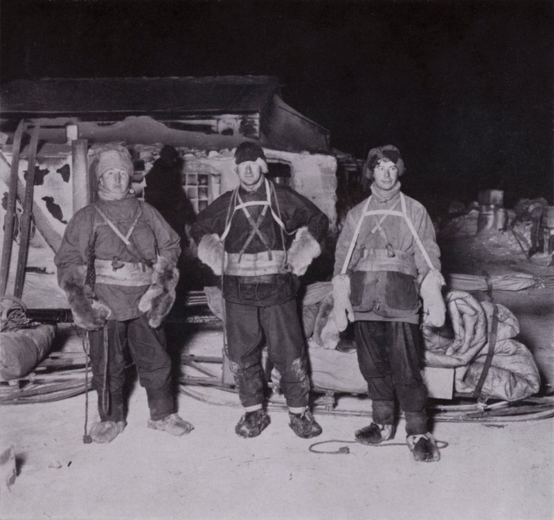 Dr Wilson, löjtnant Bowers och Cherry-Garrard på väg till Cape Crozier (s/v foto) av Herbert Ponting