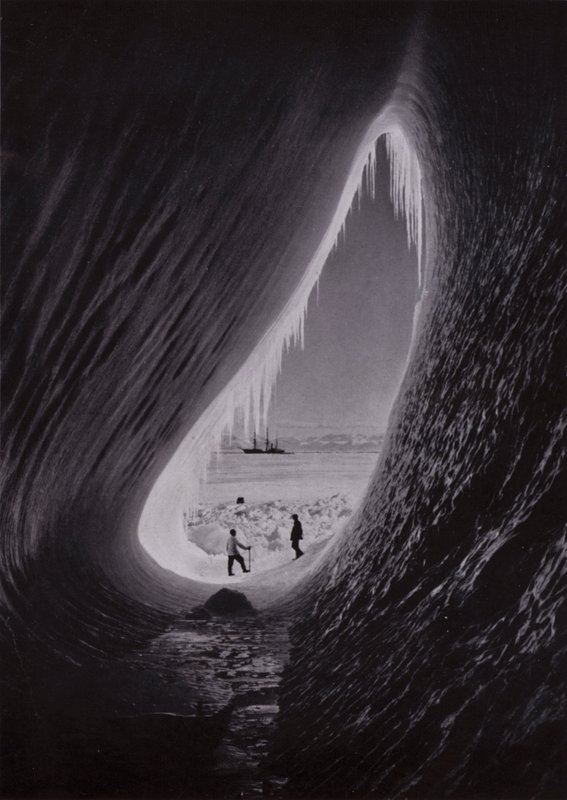 Grotta i ett isberg; Terra Nova i fjärran (s/v foto) av Herbert Ponting