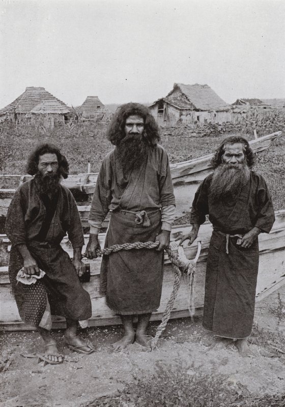 Happukonno, jägaren (i mitten) och två Ainu-fiskare (s/v foto) av Herbert Ponting
