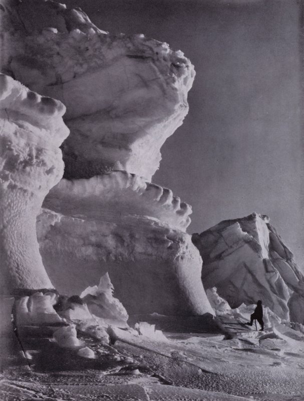 Slottsbergs isbastioner (s/v foto) av Herbert Ponting