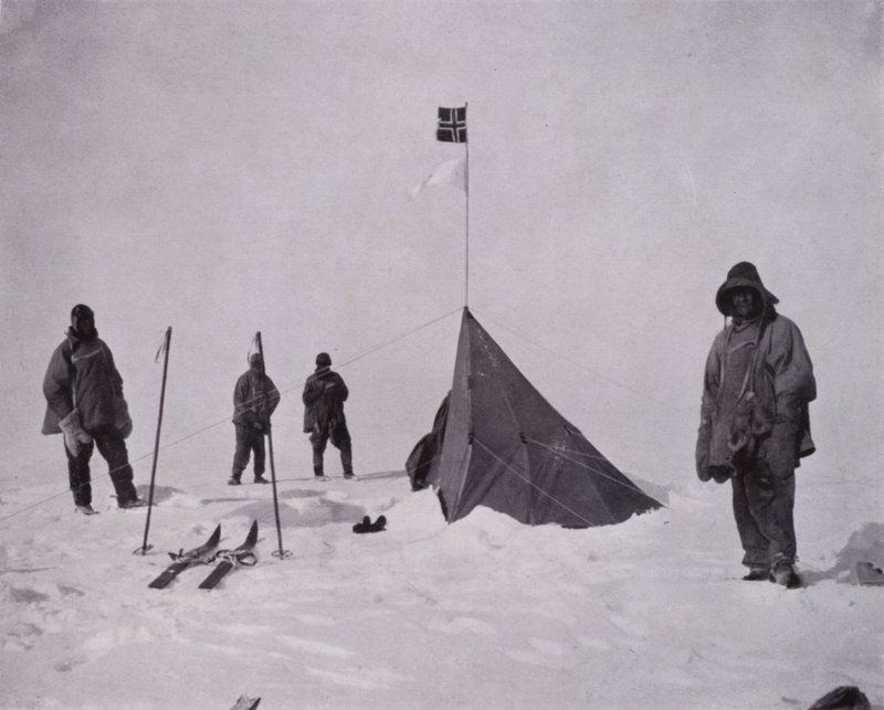 "Det var en svart flagga, den norska flaggan. Amundsen var först vid polen" (s/v foto) av Herbert Ponting