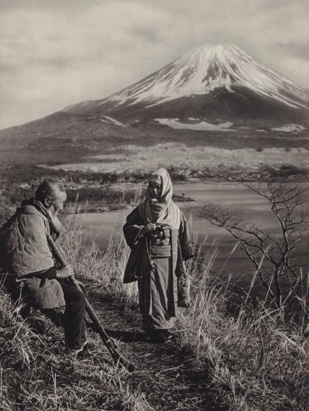Japan på 1920-talet: Fuji, Japans heligaste berg (s/v foto) av Herbert Ponting