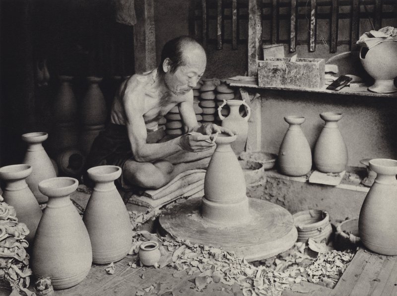 Japan på 1920-talet: Potter på jobbet (s/v foto) av Herbert Ponting