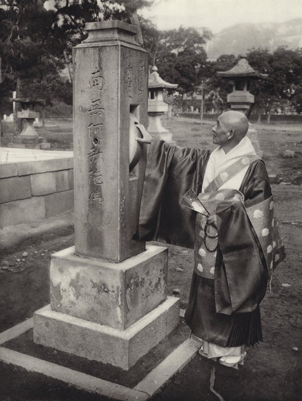 Japan på 1920-talet: Bönhjul och buddhistisk präst (s/v foto) av Herbert Ponting