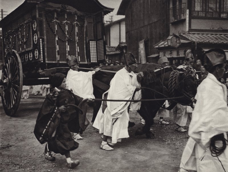 Japan på 1920-talet: Shintoistisk begravning av en person av hög rang (s/v foto) av Herbert Ponting
