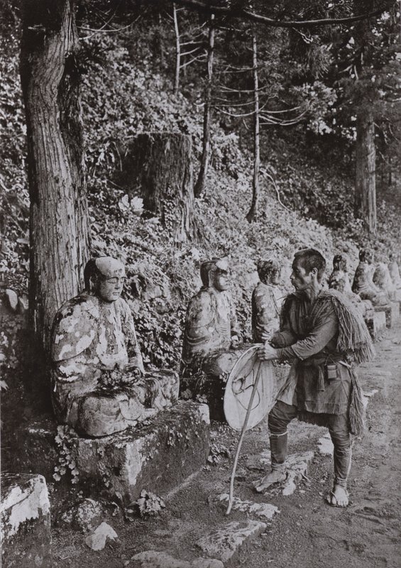 Meditation, en studie vid Gamman-ga-Fuchi, Nikko (s/v foto) av Herbert Ponting