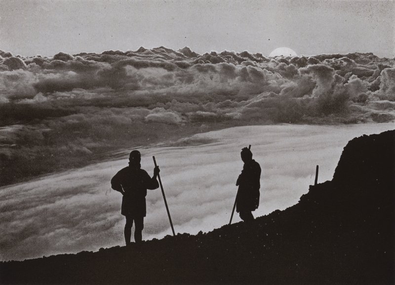 Solnedgång från toppmötet i Fuji (s/v foto) av Herbert Ponting