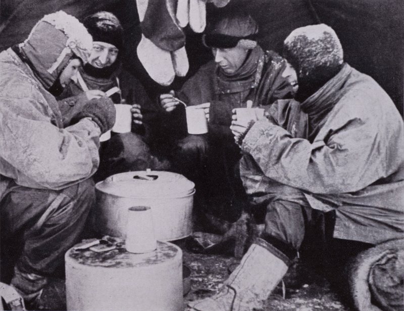 "Den kvällen åt de julmat" (s/v bild) av Herbert Ponting