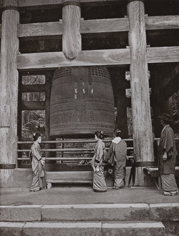 The Great Bell at Chio-in Temple (s/v foto) av Herbert Ponting