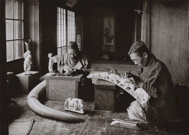 The Ivory Carvers (s/v foto) av Herbert Ponting