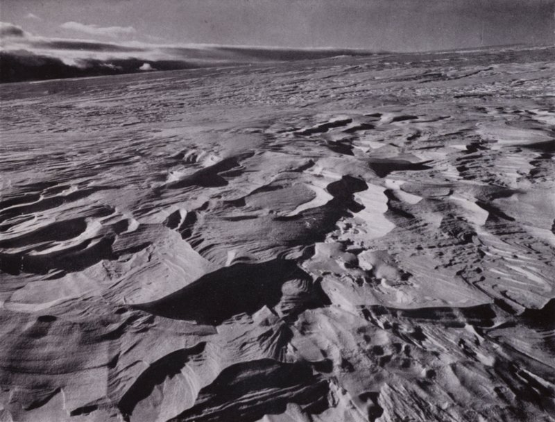 "De stora vågorna av frusen snö som kastas upp av vinden" (s/v foto) av Herbert Ponting