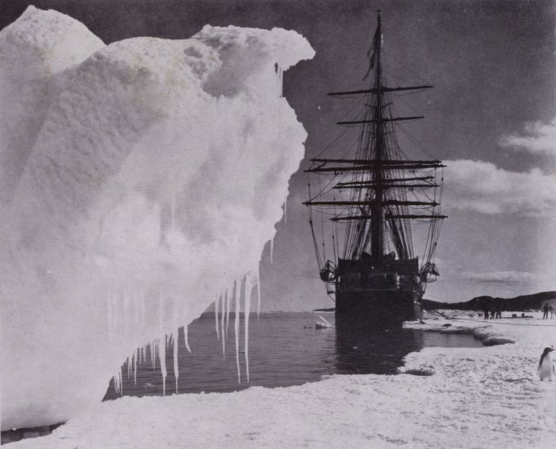 "Landningen vid isfoten nära Cape Evans" (s/v foto) av Herbert Ponting