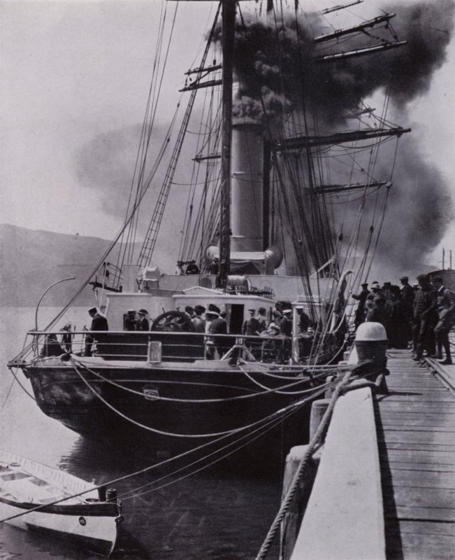 "Det lilla skeppet lämnade Port Chalmers på den sista etappen av sin resa" (s/v foto) av Herbert Ponting