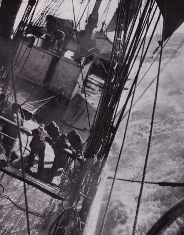 "Skeppet hävde och spände och föll som en kork" (s/v foto) av Herbert Ponting