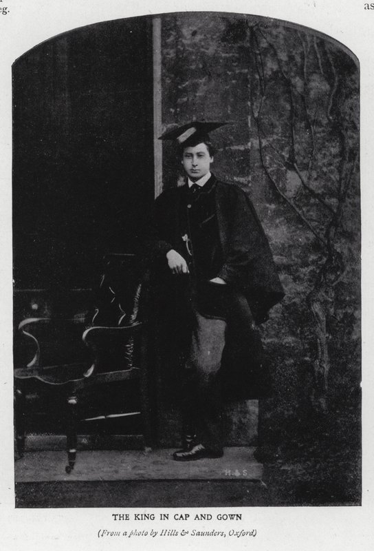 Kung Edward VII i murbruksbräda och klänning vid Oxford University (s/v foto) av Hills and Saunders