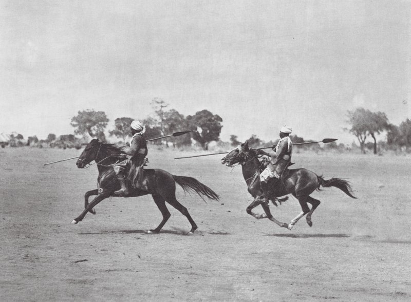Afrika: Aulad Hamid Araber i kedjerustningar (svartvitt foto) av Hugo Adolf Bernatzik