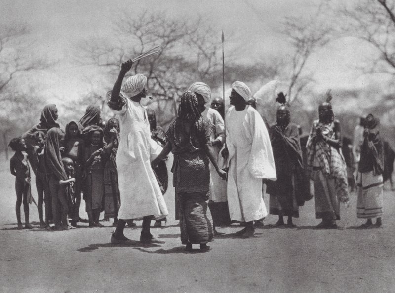 Afrika: Aulad Hamid dans (svartvitt foto) av Hugo Adolf Bernatzik