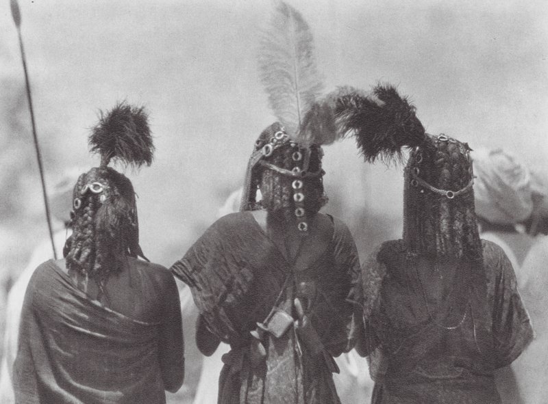 Afrika: Aulad Hamid huvudbonad (svartvitt foto) av Hugo Adolf Bernatzik