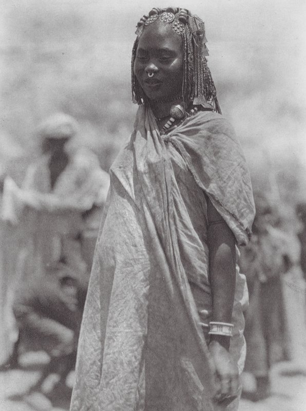 Afrika: Aulad Hamid silver- och bärnstenssmycke (s/v-foto) av Hugo Adolf Bernatzik