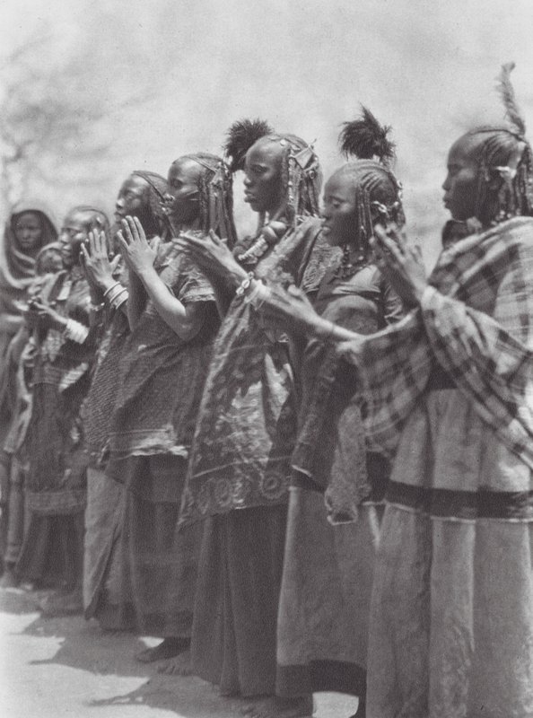 Afrika: Kvinnor från Aulad Hamid klappar takten under en dans (s/v-foto) av Hugo Adolf Bernatzik
