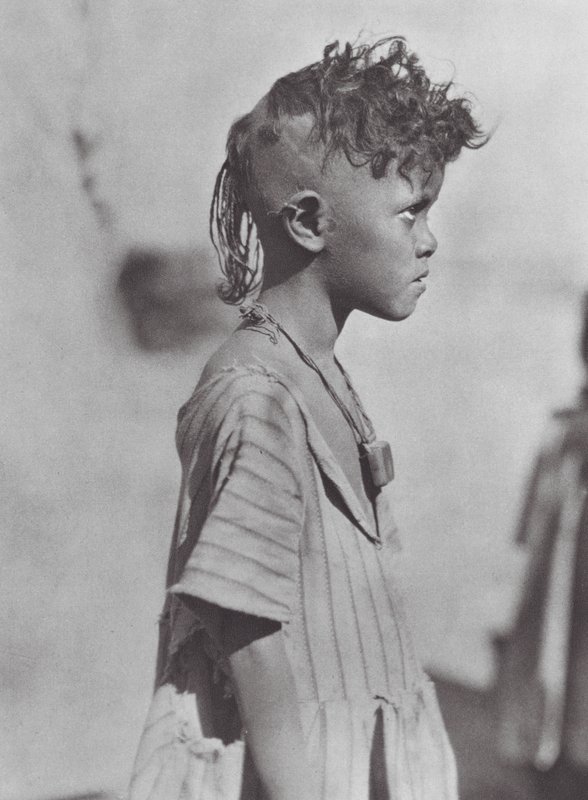 Afrika: Bisharin-barn med amulett (svartvitt foto) av Hugo Adolf Bernatzik