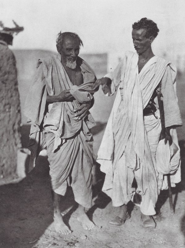 Afrika: Bisharin-män, Nubiska öknen (svartvitt foto) av Hugo Adolf Bernatzik