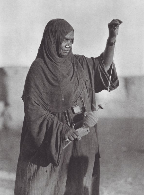 Afrika: Bisharin-kvinna som spinner, Nubiska öknen (svartvitt foto) av Hugo Adolf Bernatzik
