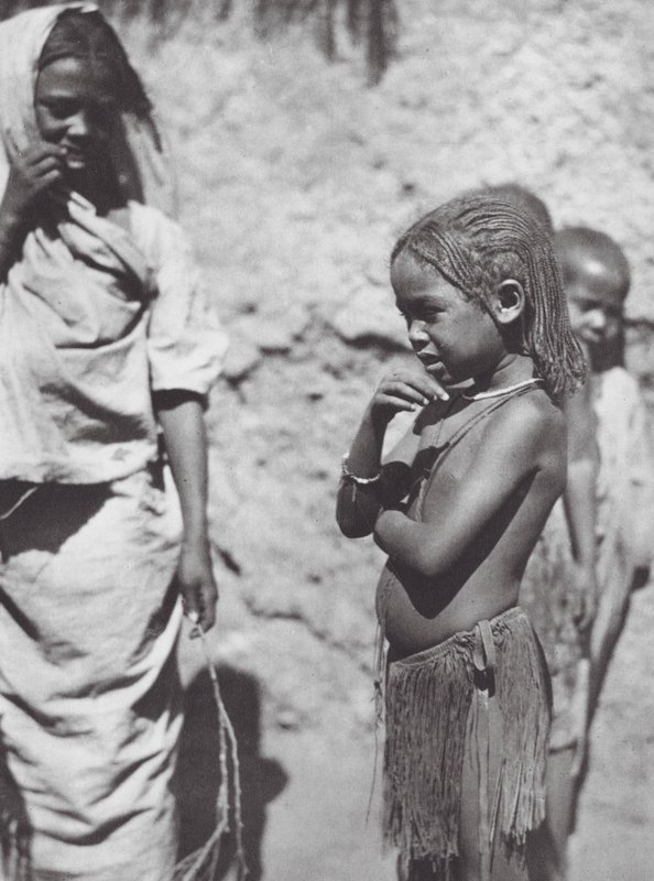 Afrika: Barn i Omdurman (svartvitt foto) av Hugo Adolf Bernatzik