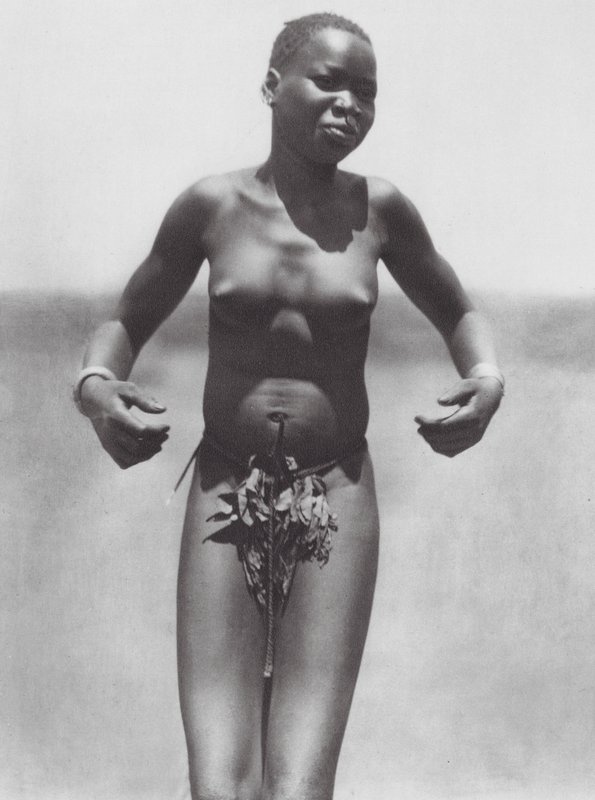Afrika: Dansande flicka, östra Djur (svartvitt foto) av Hugo Adolf Bernatzik