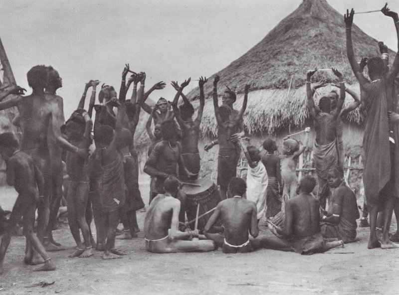 Afrika: Dinka ko-dans (svartvitt foto) av Hugo Adolf Bernatzik