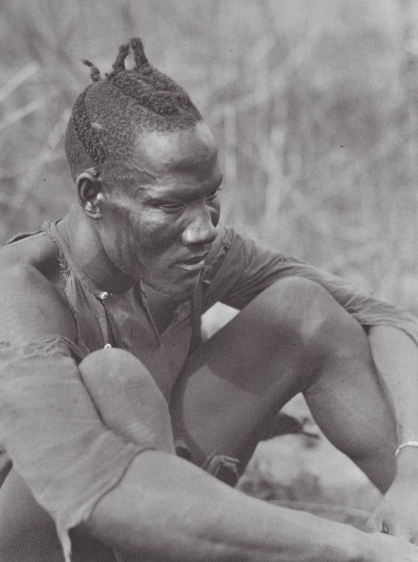 Afrika: Östra Djur (svartvitt foto) av Hugo Adolf Bernatzik