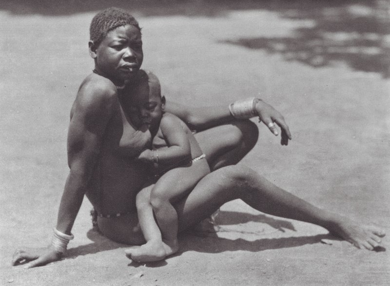 Afrika: Östra Djur, mor och barn (svartvitt foto) av Hugo Adolf Bernatzik