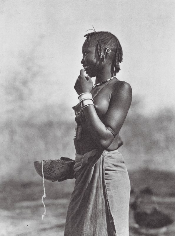 Afrika: Eliri-flicka från bergen i Dar Nuba (svartvitt foto) av Hugo Adolf Bernatzik