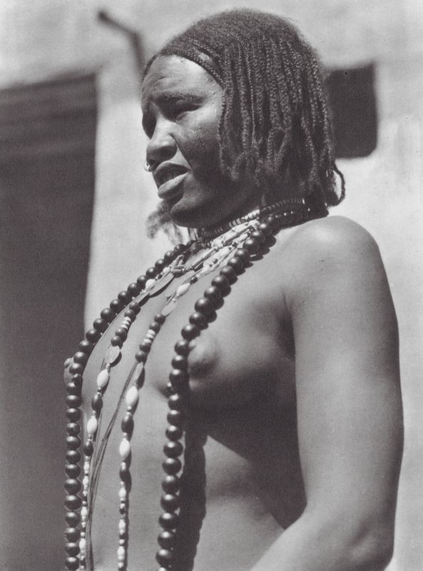 Afrika: Gawazi, en professionell dansare (svartvitt foto) av Hugo Adolf Bernatzik