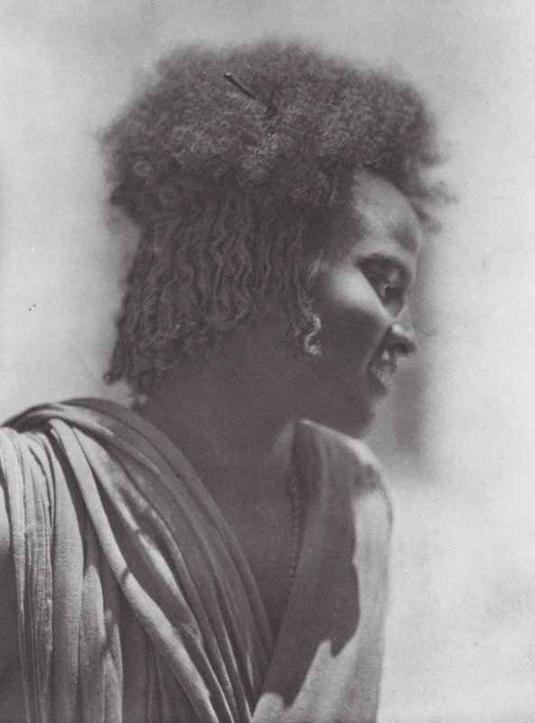 Afrika: Hadendoa ungdom, östra Sudan (svartvitt foto) av Hugo Adolf Bernatzik